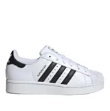 Championes Adidas Superstar de diseño clásico, con capellada de cuero blanco, icónica puntera de goma tipo Shell Toe y las tres bandas laterales en color negro. Presenta detalle en negro en el talón con el logo de la marca.
