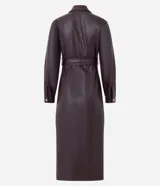 Vestido midi tipo chemise confeccionado en poliuretano, con cuello estructurado, cierre frontal de botones y mangas largas. Incluye un cinturón ajustable con hebilla metálica que marca la cintura.