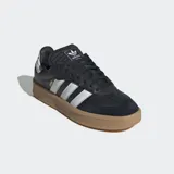 Championes Adidas Samba XLG negros con las tres tiras blancas y suela marrón.
