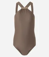 Malla enteriza marrón con escote halter cruzado y detalle metálico dorado en el frente.
