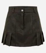 Short pollera de gamuza sintética color verde oliva, con diseño de tablas en el ruedo, cintura con trabillas y bolsillos delanteros.