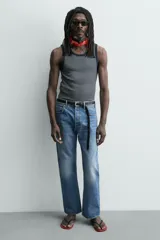 Sandalia de goma con suela plana roja y tiras negras en el empeine, parte de la colección especial Aaron Levine x Zara.