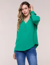 Blusa verde de calce holgado y caída fluida, confeccionada en tejido tipo crepé. Cuenta con cuello camisero con solapa, escote en V y cierre parcial al frente con tres botones metálicos. Las mangas son largas con puños abotonados.
