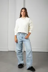 Sweater de punto color blanco, con cuello redondo y diseño de textura trenzada en relieve. Presenta mangas largas con puños ajustados y corte clásico.