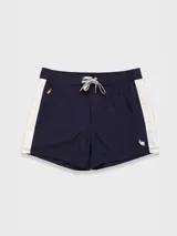 Short de baño para hombre color azul marino, con calce relajado y una tira lateral blanca estilo tuxedo. Presenta cintura elástica con cordón regulable, bolsillos laterales y trasero con cierre.