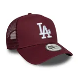 Gorro tipo trucker New Era, color borgoña, con paneles frontales sólidos y paneles traseros de malla. Lleva bordado el logo de los Los Angeles Dodgers ("LA") en hilo blanco en el frente.