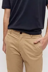 Pantalón chino de hombre en color marrón, corte recto y clásico, con bolsillos laterales y traseros.