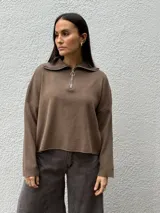 Sweater de tejido bremer color marrón, con cuello polo y cierre frontal parcial, de manga larga y diseño holgado.