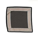 Pañuelo cuadrado de satén con estampado geométrico en tonos negro y beige, con borde decorativo.