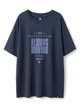 Remera de algodón color azul oscuro, con cuello redondo y mangas cortas. Presenta un estampado gráfico central en tonos más claros con la frase 'ALWAYS MOVING' y detalles decorativos.