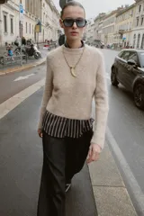 Jersey básico de punto con mezcla de lana y alpaca, de cuello redondo y manga larga.