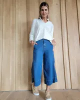 Pantalón capri de jean celeste, de corte amplio y tiro alto.