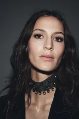 Gargantilla tipo choker de malla metálica color gris plomo, con apliques de cristales facetados colgantes. Cierre con clip metálico.