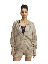 Campera deportiva Under Armour de felpa francesa con cierre frontal completo, capucha con cordón ajustable, bolsillos laterales abiertos y hombros caídos, con diseño de camuflaje en tonos beige y verde militar.