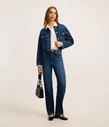 Pantalón de jean azul de corte recto, tiro alto y trabillas laterales en la cintura.