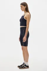 Calza biker corta de tiro alto color negro con detalles deportivos en color crema.
