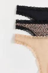Pack de tres bombachas tipo colaless con detalles de encaje en los bordes. Incluye una unidad negra, una con estampado animal print y una color nude.