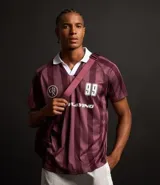 Remera deportiva de fútbol para hombre con cuello polo acanalado, mangas cortas, letras y rayas. Confeccionada con tecnología dry que absorbe el sudor.