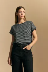 Remera de corte holgado con diseño de rayas horizontales finas en blanco y negro, cuello redondo y mangas cortas con dobladillo.