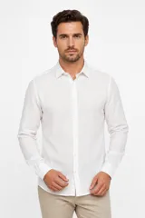 Camisa de viscosa color blanco, de corte holgado, con mangas largas, cuello clásico y cierre frontal de botones.