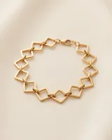 Pulsera dorada de acero con diseño de eslabones geométricos en forma de rombos.