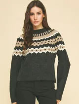 Buzo de punto marca Pinch con diseño nórdico geométrico en la parte superior. Presenta cuello redondo, mangas largas y un tono gris oscuro predominante con detalles en beige y blanco.