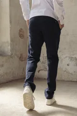 Pantalón chino color ocre, de corte recto y tiro medio.