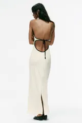 Vestido midi de jacquard con cuello halter, vivos a contraste y detalle de alamares en el pecho.