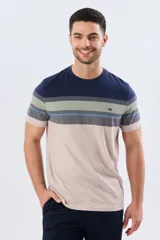 Remera de manga corta con diseño de franjas horizontales en tonos de gris, azul y beige, con escote redondo y pequeño bordado en el pecho.