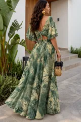 Vestido largo verde con estampado paisley, escote en V profundo, mangas amplias con volados y corte imperio con detalles bordados.