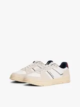 Zapatillas de corte bajo Tommy Jeans, confeccionadas en una combinación de cuero y ante en tonos blanco, beige y burdeos. Presentan suela cupsole de goma en color crema, cordones moteados y el logo de la marca en el lateral.
