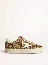 Zapatillas Golden Goose modelo Hi Star con estampado animal print de leopardo, estrella blanca de cuero en el lateral, cordones blancos y suela de goma con inscripciones.