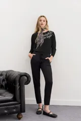 Pantalon estilo babucha de calce relajado, con cintura elastizada y cordon de ajuste. Presenta bolsillos diagonales en el frente y falsos bolsillos ojal en la parte posterior.