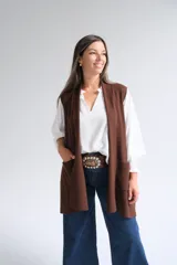 Chaleco largo abierto de tejido de punto color chocolate, con bolsillos frontales aplicados y diseño sin mangas.