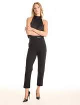 Pantalón negro de crepe, marca Zac & Rachel, con pretina de ecocuero y pasadores. Cierre frontal con broche interno, bolsillos delanteros funcionales y pierna recta entallada que termina por encima del tobillo.