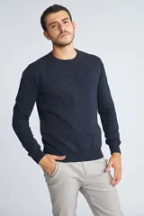 Sweater de punto color azul marino con cuello redondo, mangas largas y puños acanalados. Presenta un estampado sutil de pequeños motivos en color rojo y logo bordado en el pecho.