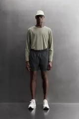 Pantalones cortos de running confeccionados en tejido técnico ligero y elástico, con malla interior. Presentan cintura elástica ajustable con cordón, bolsillo trasero con cierre y aberturas laterales en el bajo.