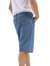 Bermuda de jean de corte oversized con diseño de cinco bolsillos, cierre de botón y cremallera, en un tono azul medio clásico.