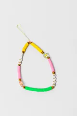 Correa para celular de cuentas de arcilla polimérica en colores vibrantes, con dijes de flores transparentes y cuentas con letras que forman la palabra LOVE.