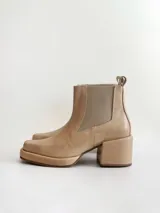 Botas tipo chelsea de cuero color visón, con plataforma, taco cuadrado y punta cuadrada.