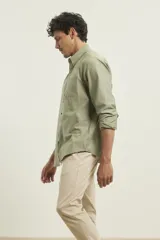 Camisa de manga larga con cuello button-down, bolsillo frontal y botones de madera.