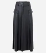 Pollera midi de corte evasé confeccionada en cuero sintético (PU), con cintura elástica, trabillas para cinturón y solapas decorativas en la parte delantera.