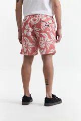 Short de baño largo azul con estampado de flores.