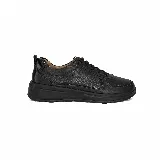 Championes negros de cuero suave, con diseño de paneles texturizados, cordones al tono y suela de poliuretano liviana y flexible con altura de 3 cm.