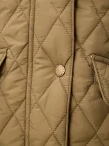 Campera acolchada de diseño matelassé, color negro, con cuello alto, cierre frontal con cremallera y botones a presión, y bolsillos delanteros con solapa.