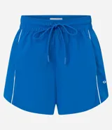 Bermuda runner deportiva de mujer color azul, confeccionada en poliamida, con cintura elástica con cordón de ajuste y detalles de vivos blancos en contraste.