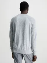 Sweater de hombre Calvin Klein de tejido space dye, color gris jaspeado. Presenta cuello redondo, puños y bajo de canalé, y corte regular.