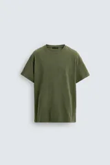 Camiseta de corte relajado, color verde oliva con efecto lavado. Presenta cuello redondo, manga corta y un gráfico estampado en la espalda.
