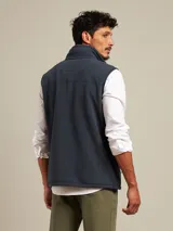 Chaleco verde musgo de micropolar con cierre frontal y bolsillos laterales.