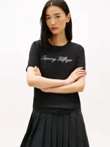 Remera de corte regular color negro de la marca Tommy Hilfiger, confeccionada en algodón. Presenta cuello redondo, mangas cortas y el logo de la marca bordado en el pecho con efecto brillante.